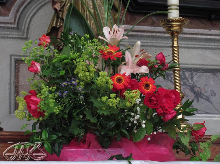 neméně krásná kytice zdobí protější oltář Svaté Rodiny