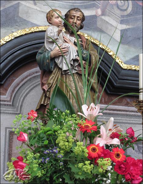 svatý Josef schován v záplavě květů