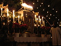svíce na hlavním oltáři jsou zapalovány Betlémským světlem