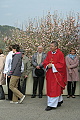 otec Alois v pozadí s rozkvetlou magnolií