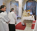 po mši svaté na památku Poslední večeře Páně odnáší kněz všechny proměněné hostie do svatostánku vzadu v kostele