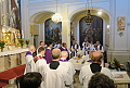 kolem oltáře se shromáždilo deset kněží