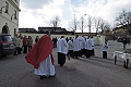 ministranti a kněz přicházejí na náměstíčko
