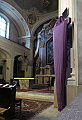 kříž zakrytý plátnem fialové barvy