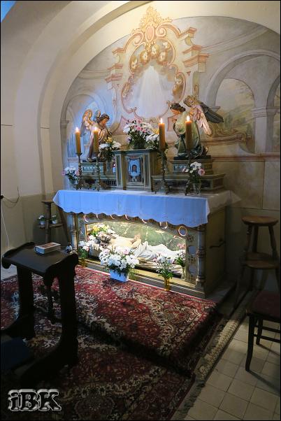 Boží hrob vytvořený z bočního oltáře hned za pravými dveřmi do kostela