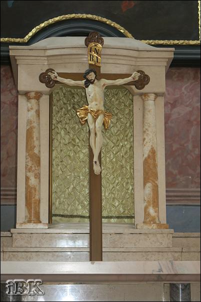 kříž před prázdným svatostánkem