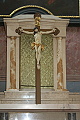 kříž před prázdným svatostánkem