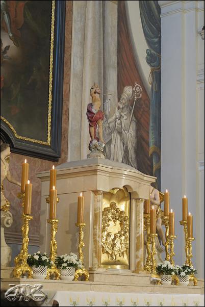 soška zmrtvýchvstalého Krista je vystavena na svatostánku