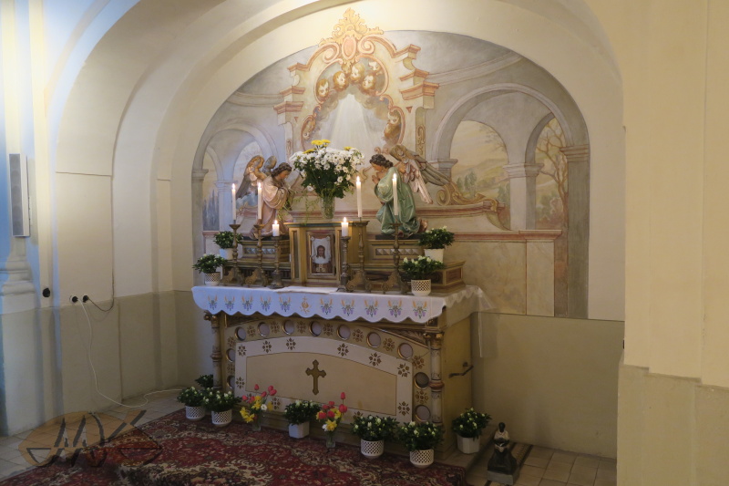 u zadního bočního oltáře je vytvořena Getsemanská zahrada