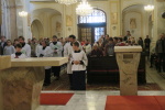 ministranti a otec Alois přicházejí středem kostela v naprostém tichu