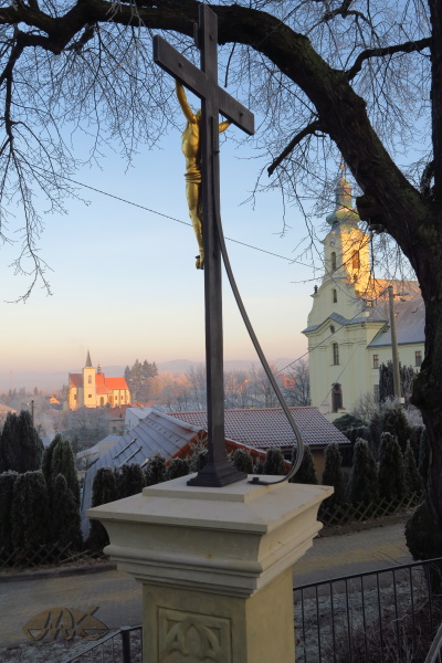 křížek mezi lipami nad klášterem je opravený