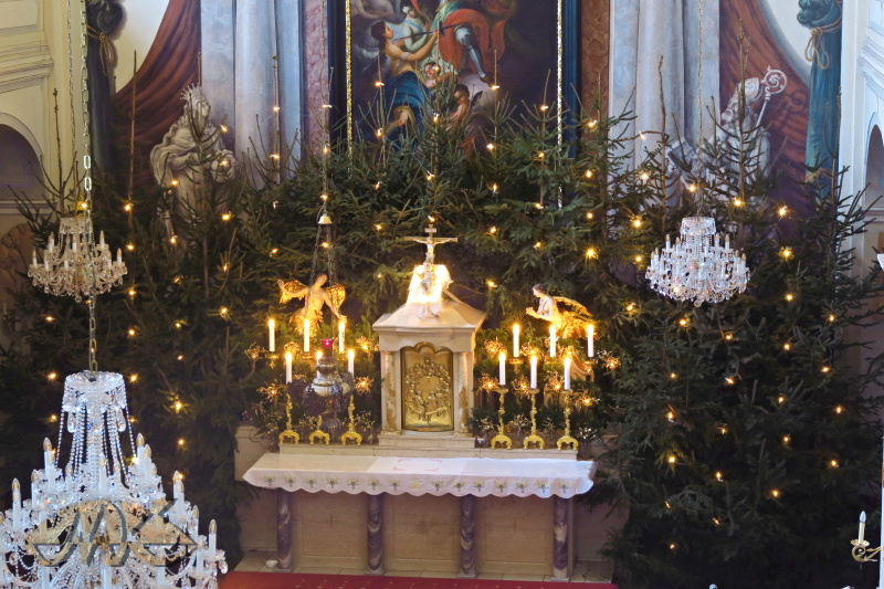 výzdoba hlavního oltáře z kůru