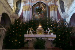 stromky kolem hlavního oltáře