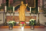 výzdoba bočního oltáře se sochou Richarda Pampouriho