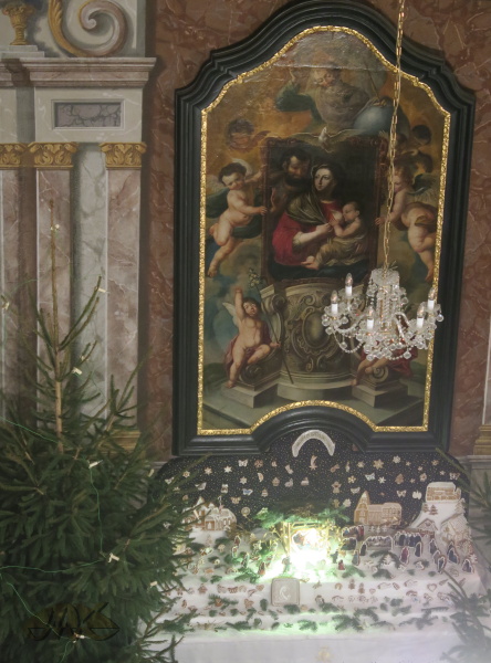 oltář Svaté Rodiny s perníkovým betlémem shora