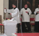 ministranti připravují svíce a kadidlo