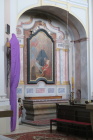 kříže v kostele jsou zakryty