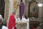 otec Alois odnáší kříž k prázdnému svatostánku