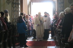 kněz vstupuje se zapáleným paškálem do ztemnělého kostela