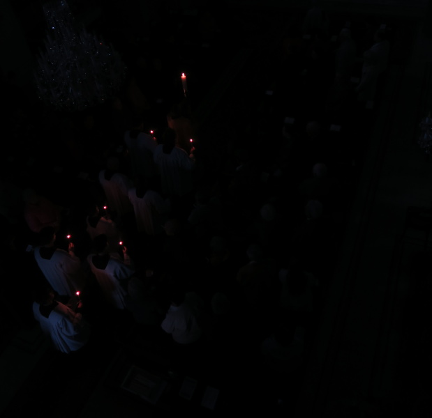 do tmy kostela je nesen zapálený paškál a od něho jsou zažíhány další svíce
