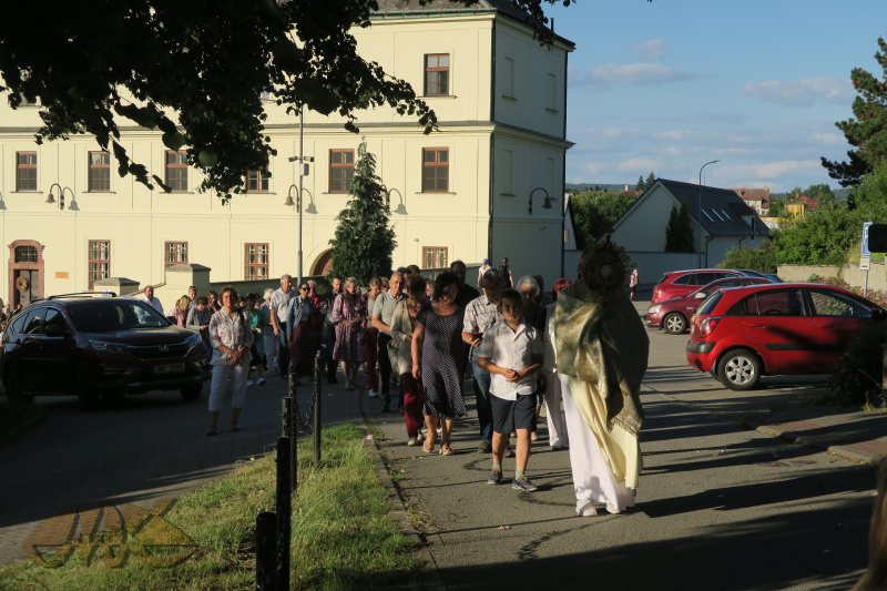 lidé z kostela jdou průvodem