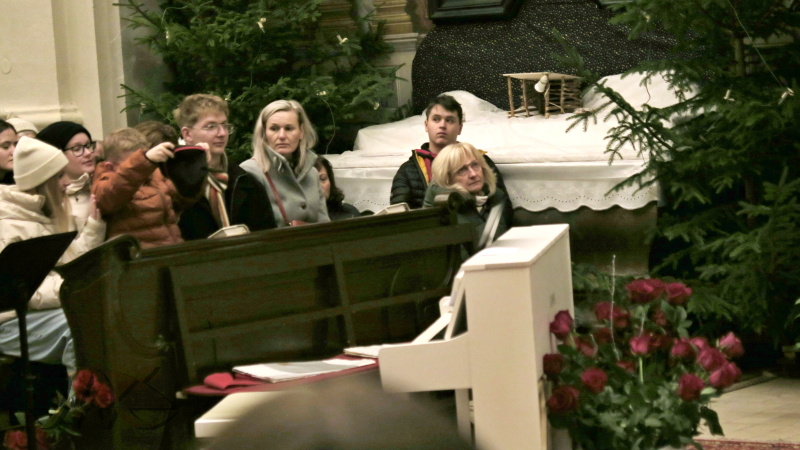 vpředu je připraven klavír