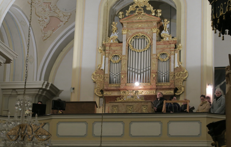 začíná se slavnostním Te Deum od Charpentiera v úpravě pro varhany, lesní roh a saxofon