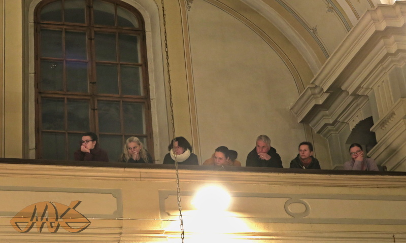 rovněž boční kůry jsou plné nadšených posluchačů