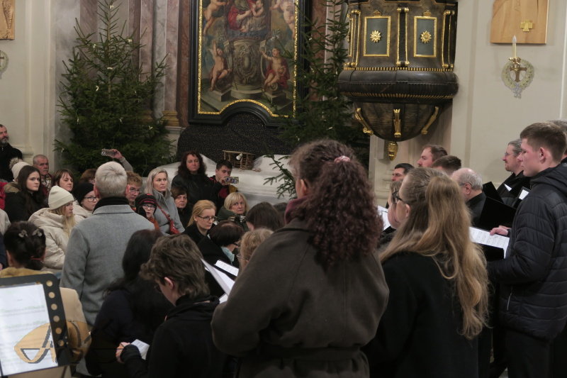 sbor schází z kůru do presbytáře