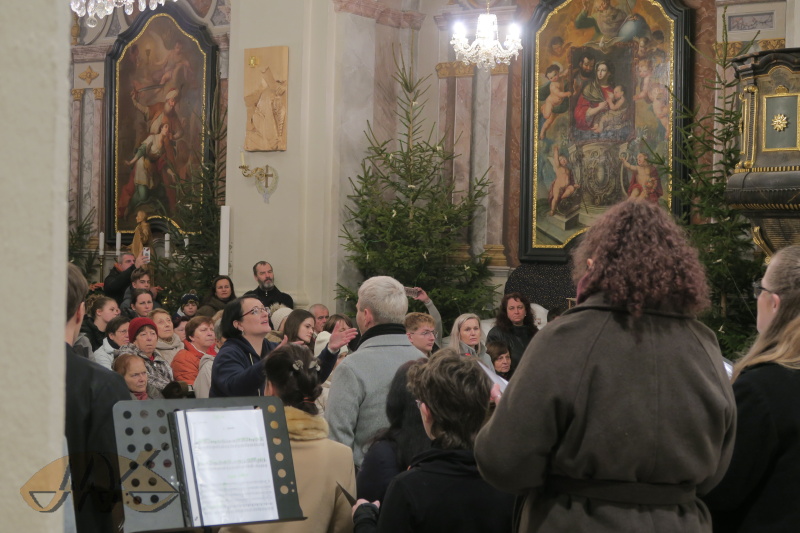 zpívá se s doprovodem klavíru