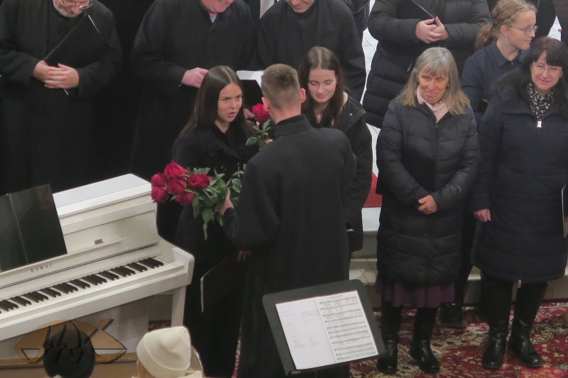 spolu s květinou i podání ruky