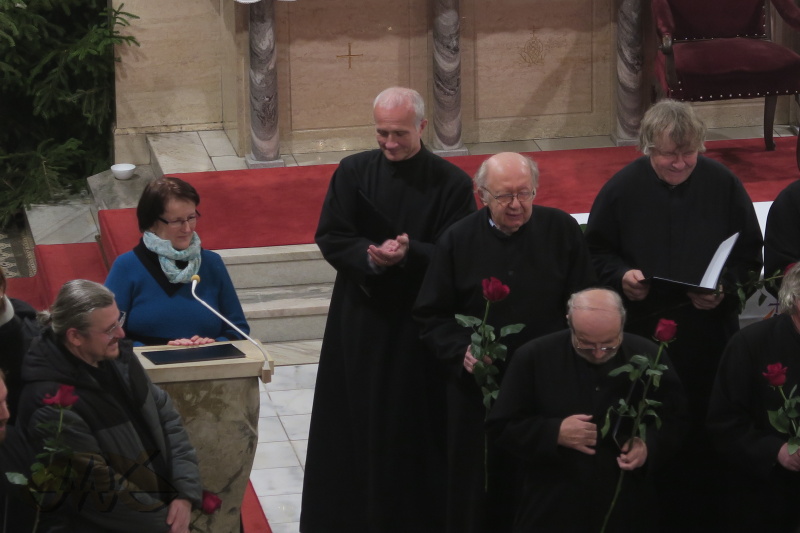 paní doktorka dojatě děkuje všem účinkujícím a slibuje další koncert