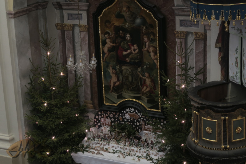 oltář Svaté rodiny s perníkovým betlémem shora