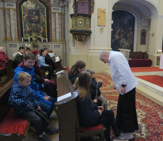 otec Alois kontroluje proutky