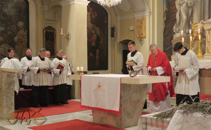 za naprostého ticha se všichni ukloní nejprve před svatostánkem, poté před obětním stolem