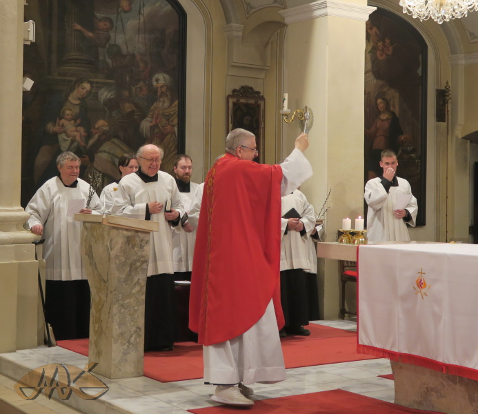 všichni musí být řádně pokropeni