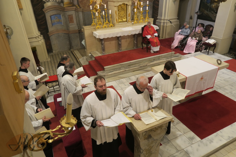 po prvním a druhém čtení následují zpívané pašije
