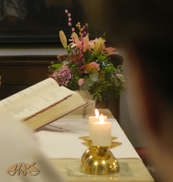 květiny dnes zdobí jen obětní stůl