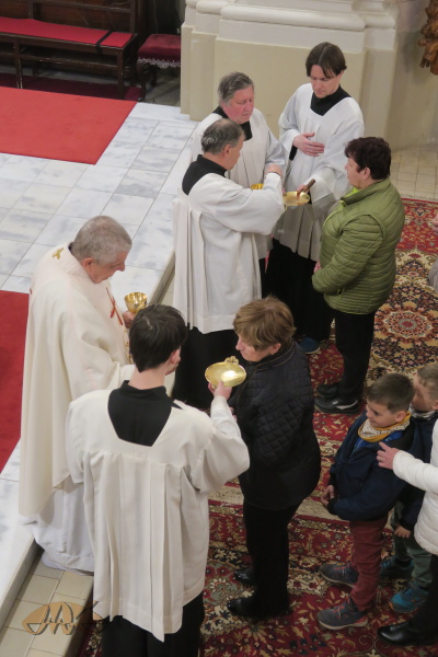 podává jak kněz, tak i pověřený akolyta