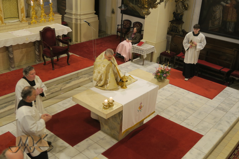 otec Alois bere ciborium