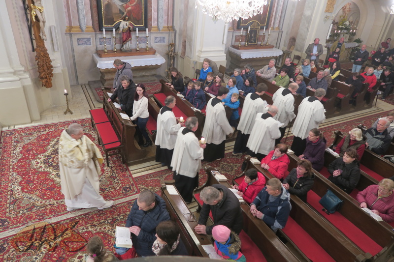 za zvuku klapaček jde průvod dozadu