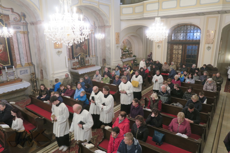 průvod se vrací potichu k hlavnímu oltáři