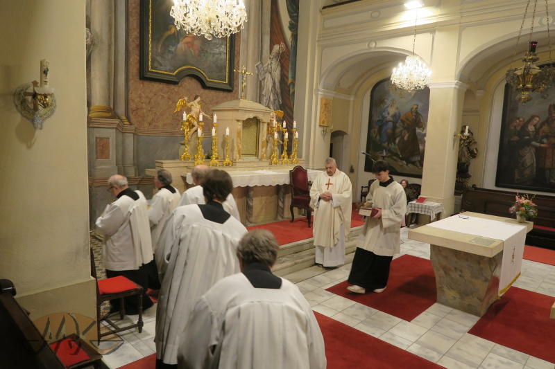 sejdeme se zase zítra v šest večer