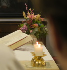 květiny dnes zdobí jen obětní stůl