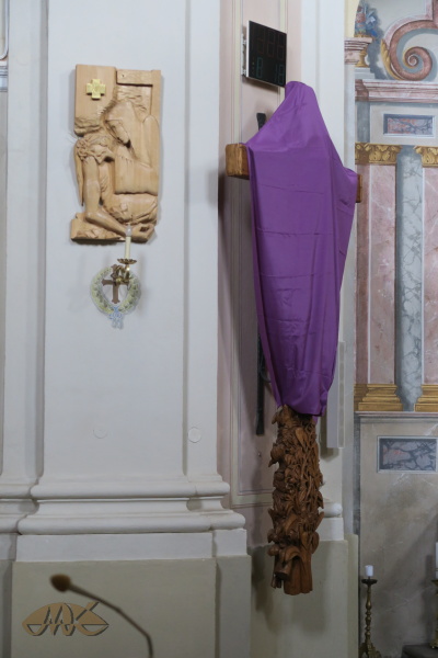 kříž je zahalený