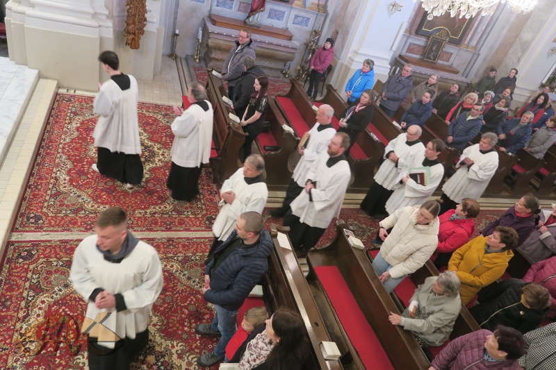 průvod přichází k presbytáři