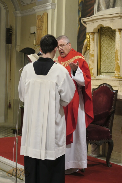 střídají se s modlitbou kněze