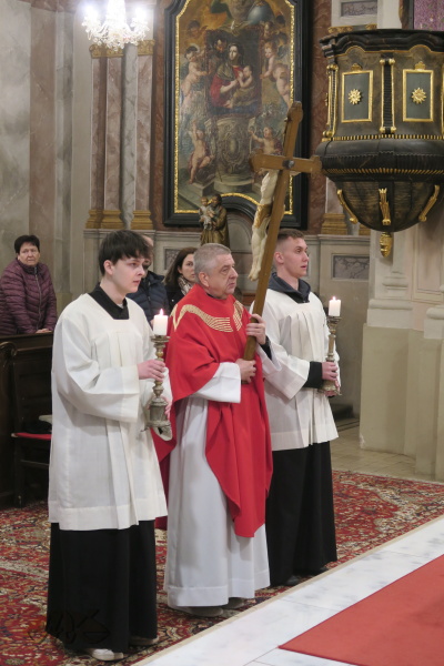 kříž je přinesen před obětní stůl k uctění