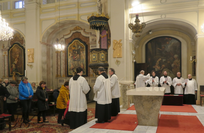 lidé uctívají kříž za zpěvu Improperií - výčitek