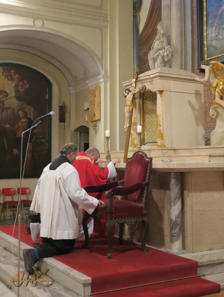 kříž před prázdným svatostánkem